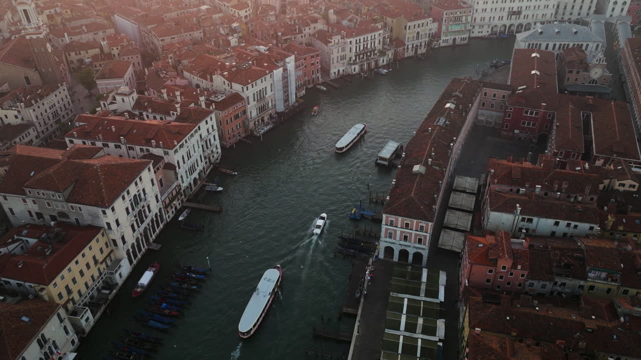 Widok z lotu ptaka na prom Vaporetto na Canal Grande podczas wschodu słońca w Wenecji we Włoszech.