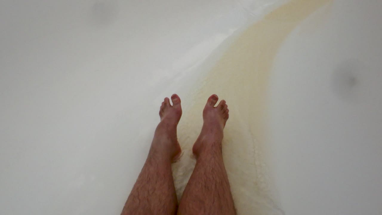 larga toma de acción en primera persona de un hombre bajando por un tobogán de agua largo y sinuoso y un parque de diversiones