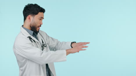 médico, hablando y presentando a un hombre