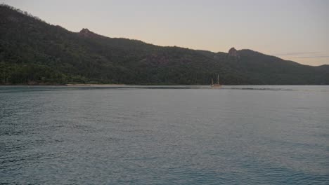 Vista-Panorámica-De-Las-Tranquilas-Aguas-Del-Paso-Del-Gancho-Al-Atardecer---Isla-Gancho-En-Whitsunday,-Qld,-Australia