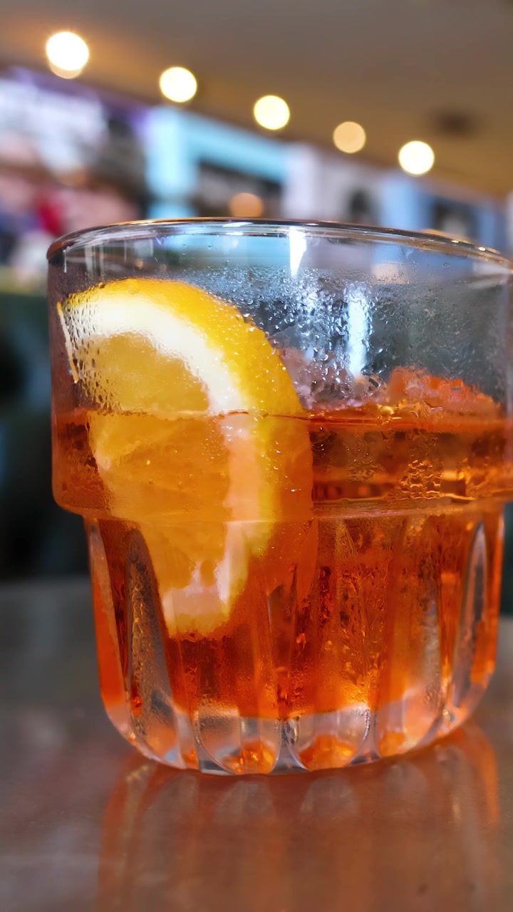 Persona che beve una bevanda al limone in un caffè