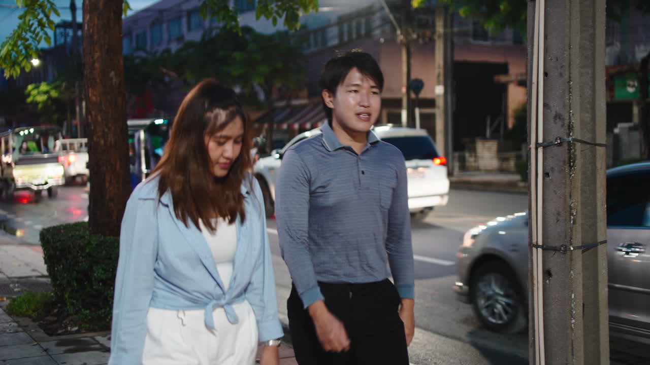 夜の街にいる人々