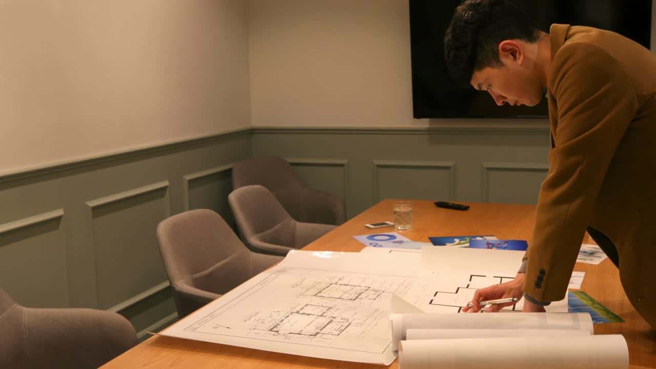 젊은 아시아 사업가들이 컨퍼런스  4k에서 디지털 태블릿을 통해 논의하는 측면 뷰