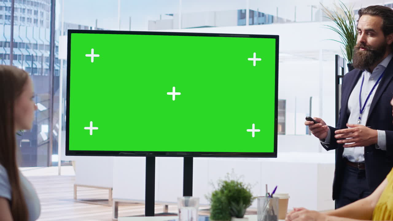 중개인이 부모와 소녀에게 녹색 스크린에서 증권거래소 차트를 보여줍니다.