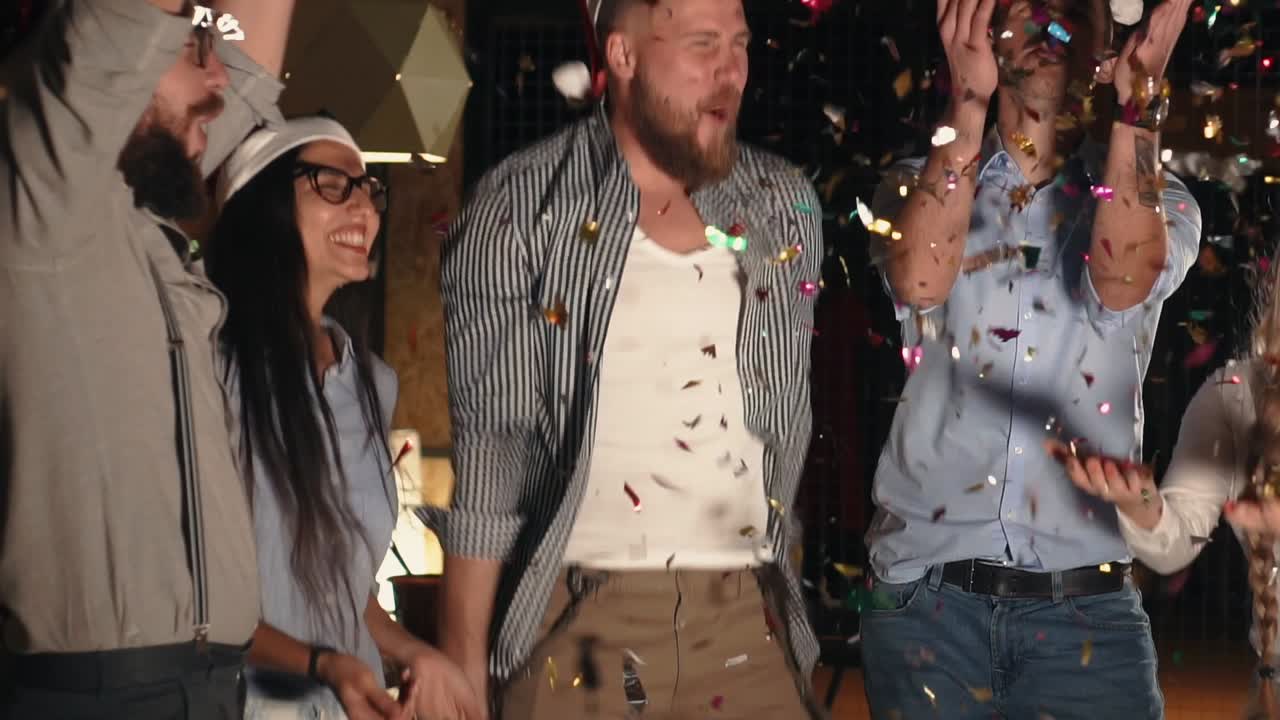 친구 들 이 콘페티 를 가지고 축하 하고 있다