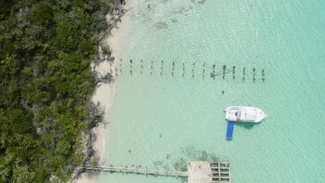 antena - barco en aguas turquesas claras, cayo icacos, puerto rico, descenso de arriba hacia abajo