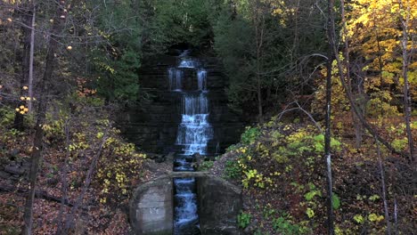 Wasserfall-Im-Herbstlich-Gefärbten-Waldanflug