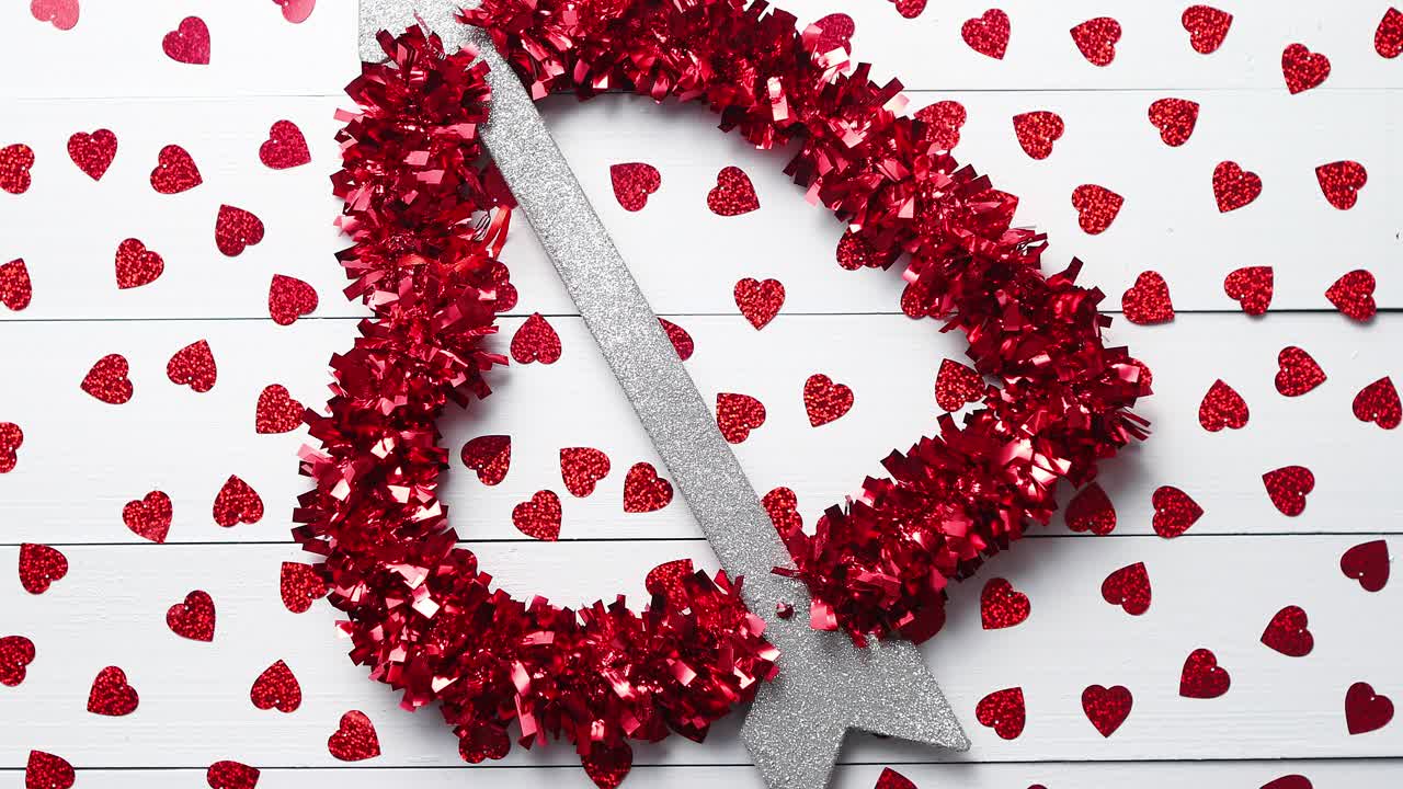 композиция на день святого валентина в форме сердца с блестками на белом деревянном столе