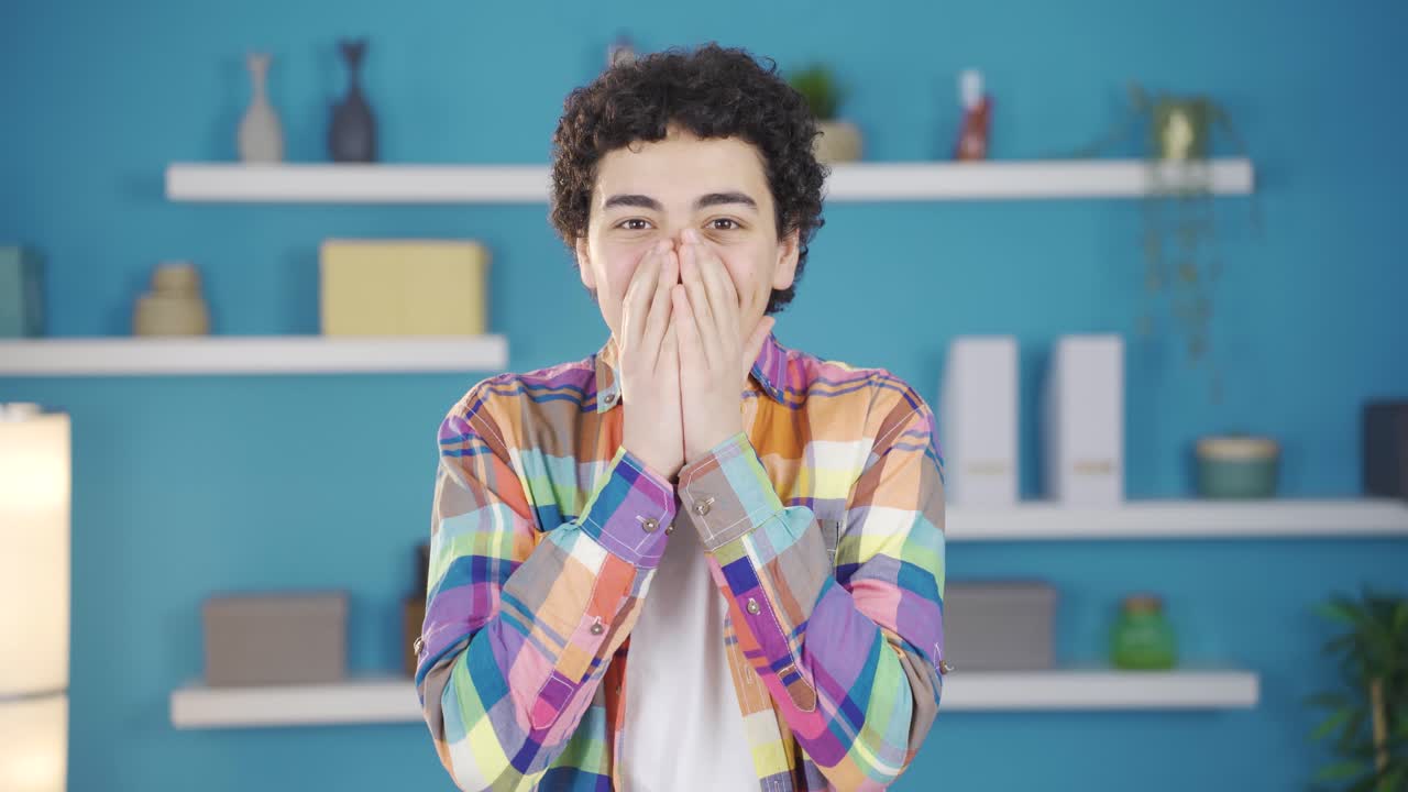 Ragazzo eccitato e impaziente