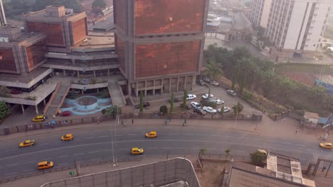 rotonda post centrale por immeuble de la mort centro de yaoundé, revelando toma aérea