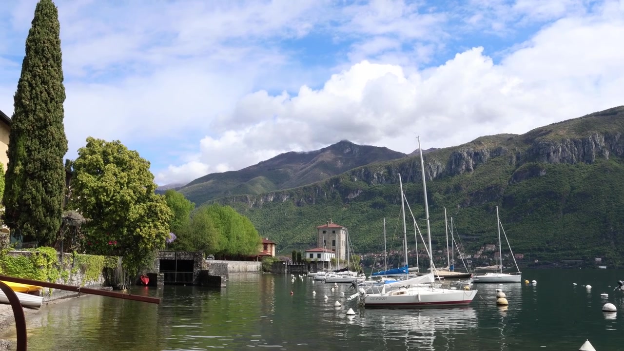 Barche sul Lago di Como, veduta paesaggistica dell'Italia settentrionale.