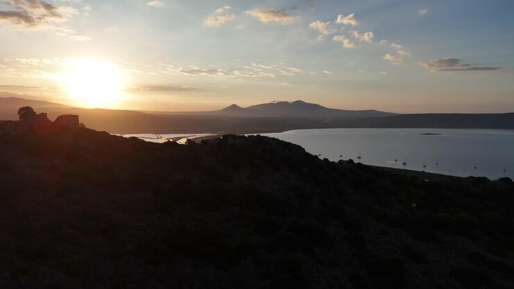 Navarin, Messinia, vista aérea frontal de montanhas em direção à Lagoa e Praia de Giolova durante o nascer do sol. Linda paisagem panorâmica de terra, mar e sol