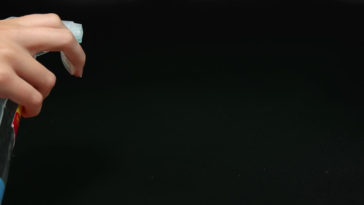 mano operando una botella de pulverización, emitiendo una niebla fina