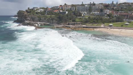 Olas-Blancas-Espumosas-Rodando-En-El-Océano---Playa-De-Bronte-Y-Piscina-De-Roca-De-Agua-Salada-En-Verano---Nsw,-Australia