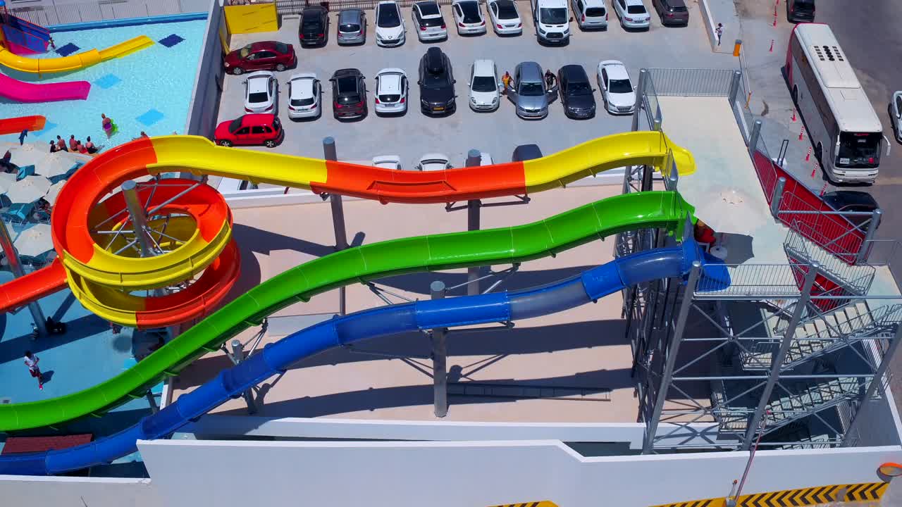 toma aérea del parque acuático con drone