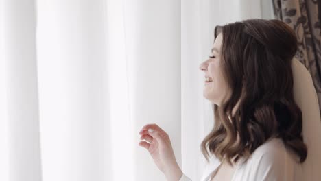 novia en vestido de boudoir cerca de la ventana, preparativos de la mañana de la boda, mujer en vestido y velo de noche