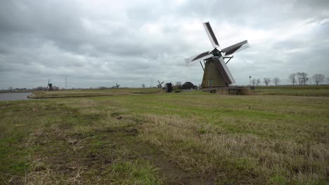 Holländische-Windmühle-Dreht-Sich-Bei-Starkem-Wind-Schnell,-Die-Nach-Oben-Geneigte-Kamera-Zeigt-Den-Blick