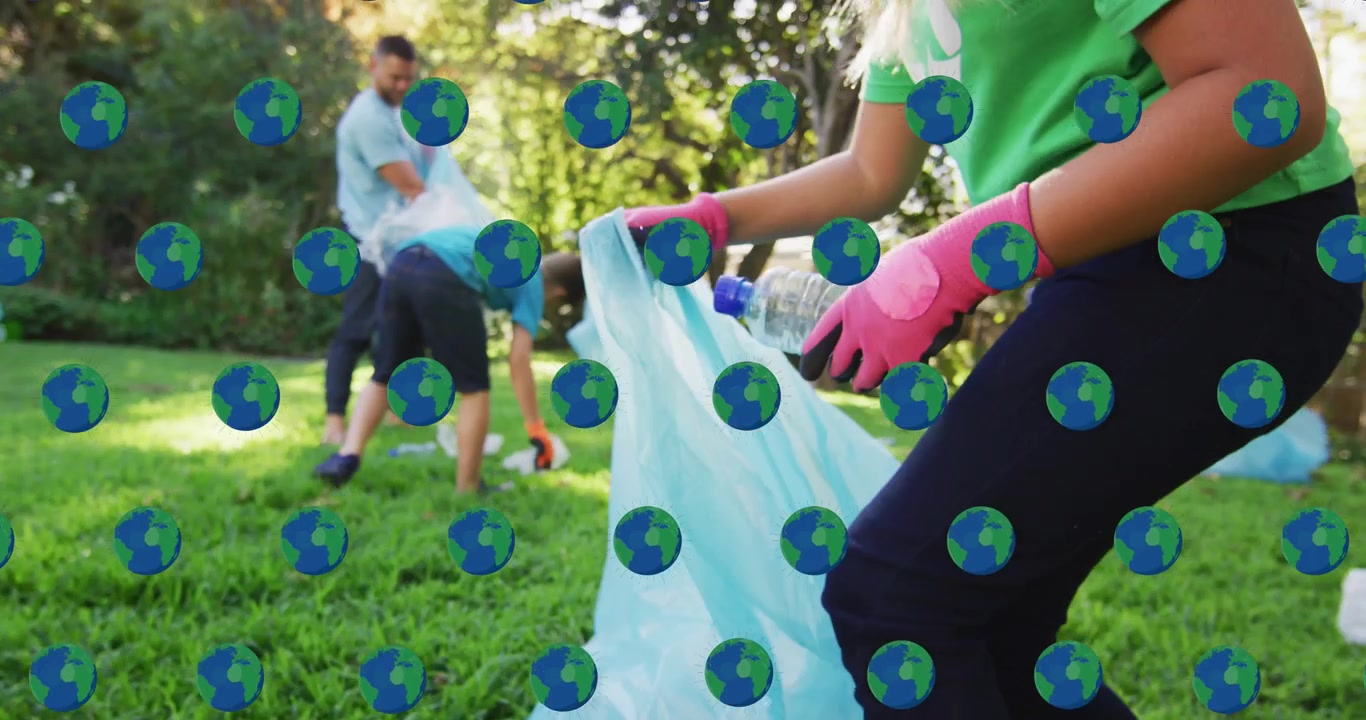 Animatie van wereldbolpictogrammen over Kaukasisch gezin dat de tuin schoonmaakt
