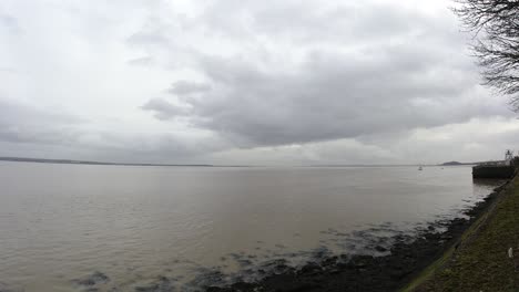 Paseo-Marítimo-Nublado-Británico-Nubes-Sombrías-Rápido-Sobre-La-Marea-Ondulante