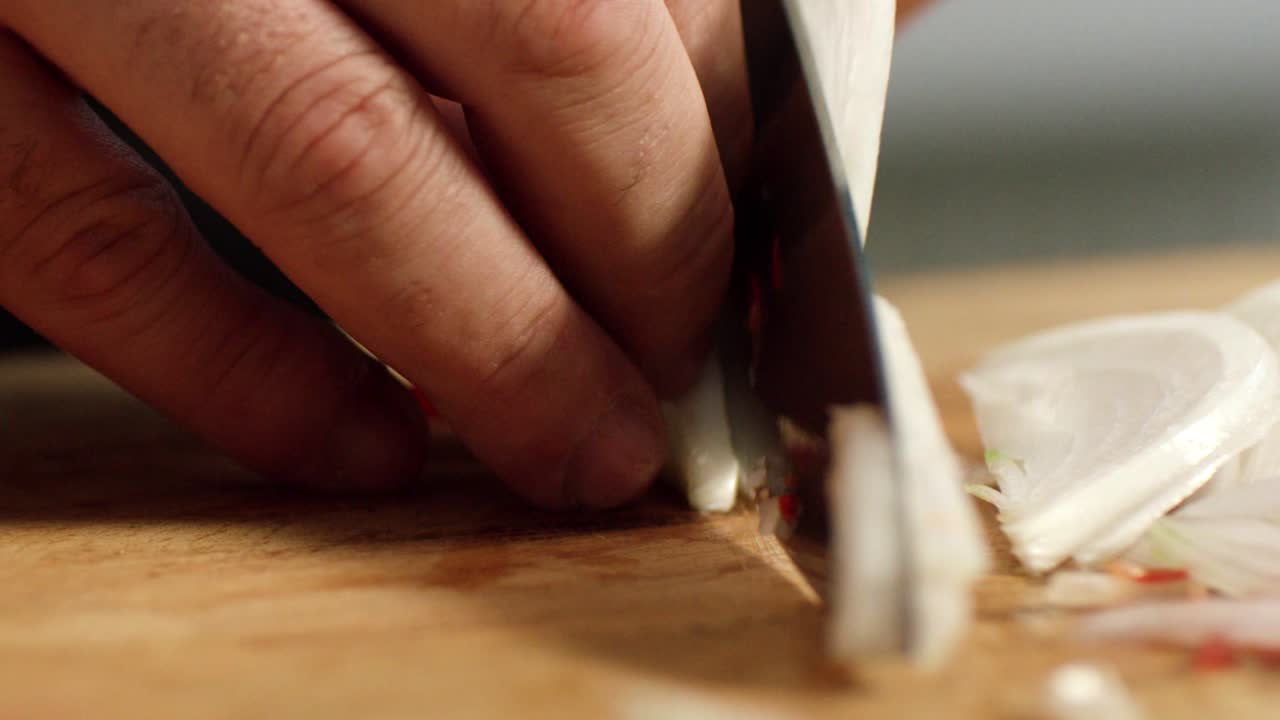 양파를 잘라내는 것