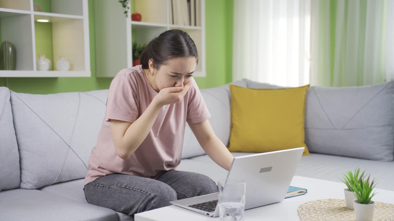 메스꺼운 아시아 젊은 여성.