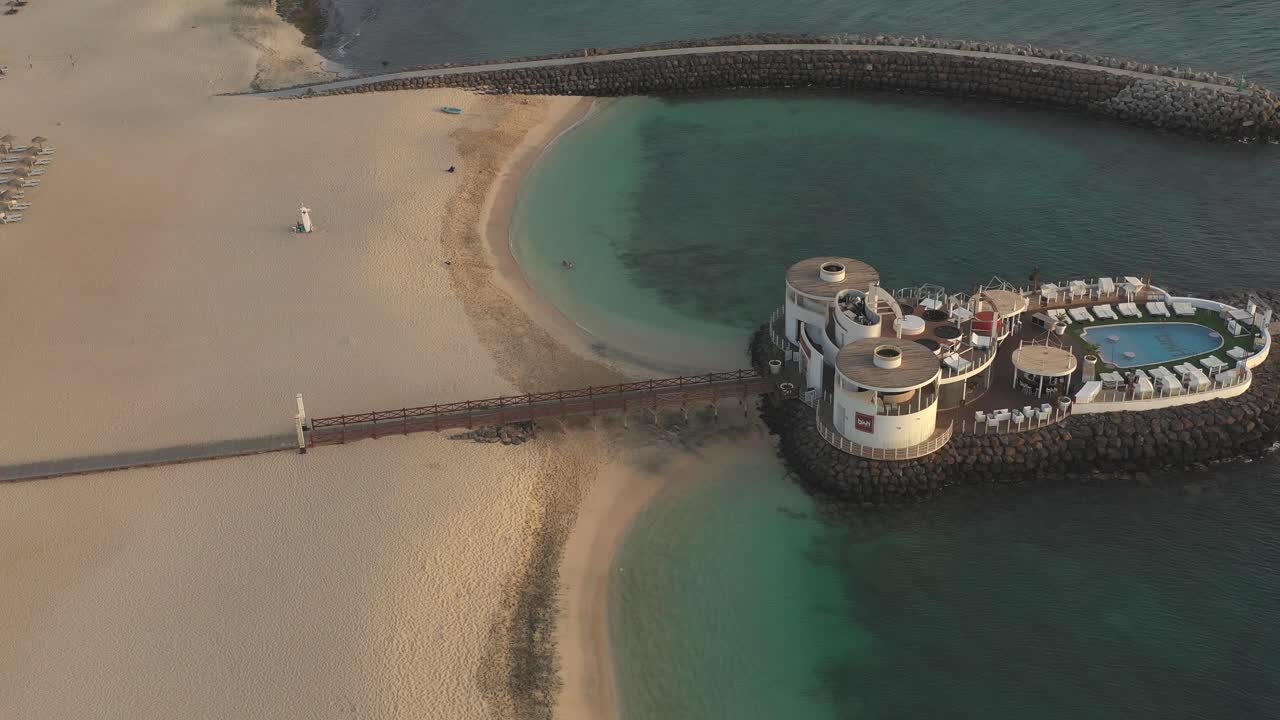 Bikini Beach Club sull'isola di Sal, Capo Verde - Ripresa aerea con drone.