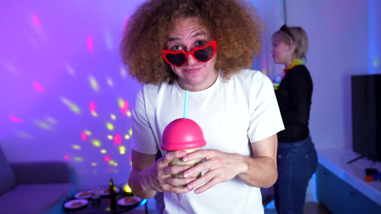 un grupo de personas celebrando en una fiesta