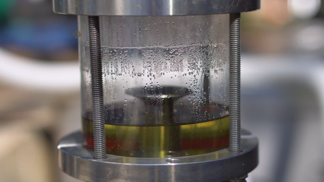 recipiente lleno de aceite de rosa extraído de rosas oleíferas búlgaras