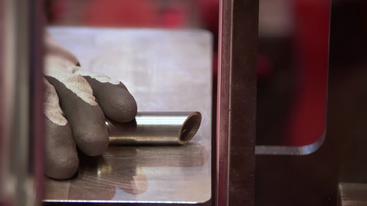 4k - 금속 가공 프로세스. 클로즈업