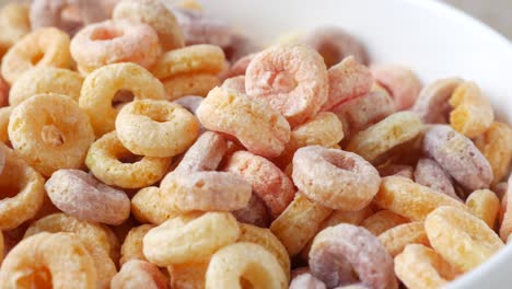 cereal de anillo colorido en un cuenco