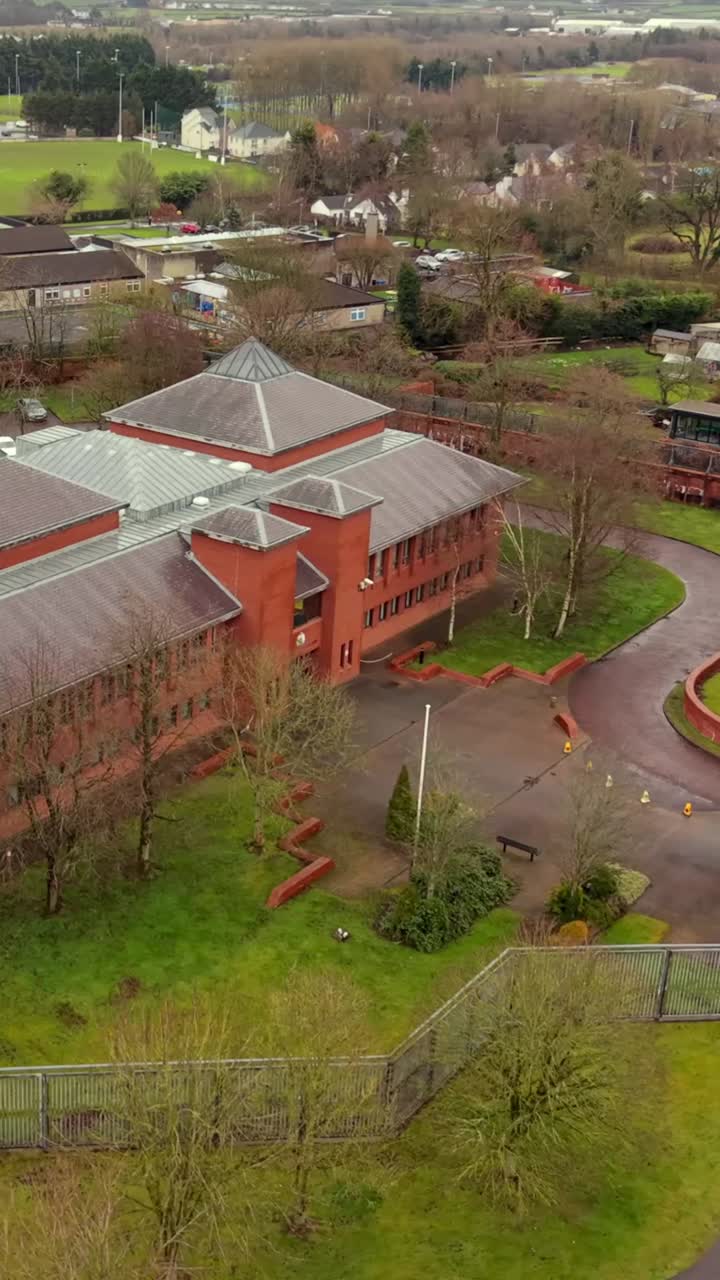 Video udara rasio sosial berputar Pengadilan Coleraine di Coleraine, Irlandia Utara. Diproduksi dalam 1080x1920, 60 frame per detik dan dengan warna Rec709