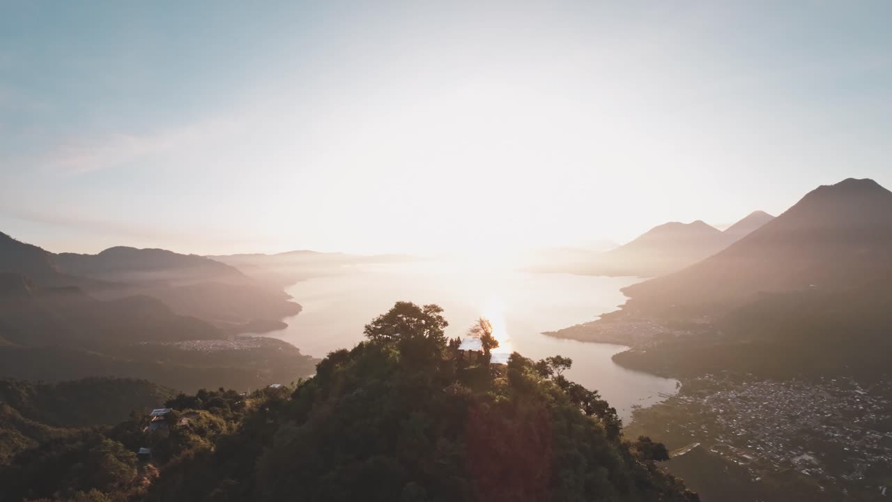 장엄한 밝은 일출 뒤에 산봉우리 실루엣, 공중 드론 보기
