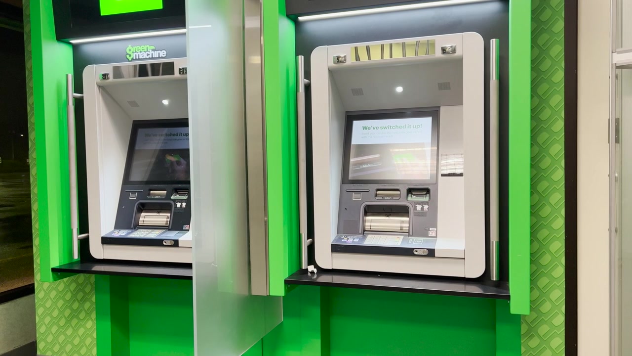 Scatto notturno di due sportelli bancomat all'interno della banca TD