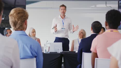 spreker die het publiek toespreekt op een zakelijke conferentie