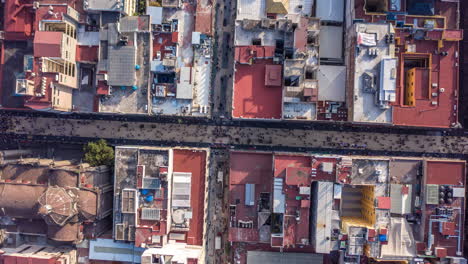 Hiperlaspse-Aerea-De-La-Calle-Peatonal-Madero-Con-Gente-Caminando-En-Epoca-Navideña