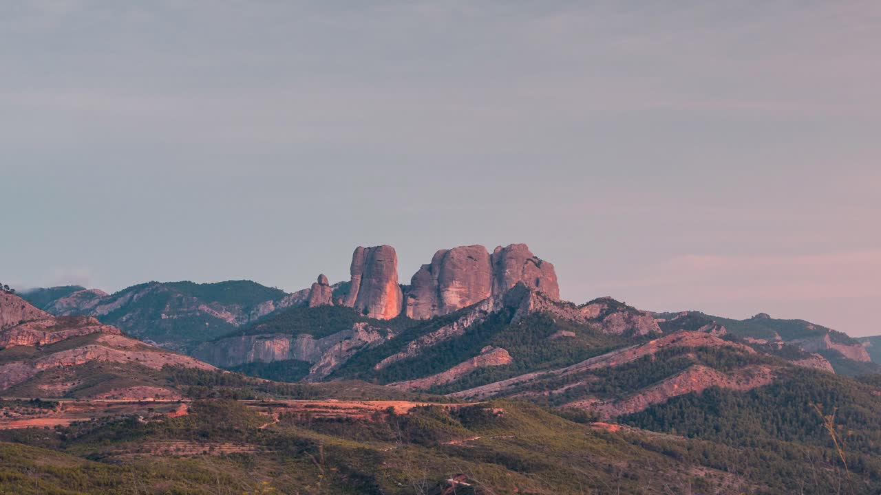 de día a noche, una fotografía de cerca de las rocas de benet durante la puesta de sol en el parque nacional de los puertos, san juan de horta, cataluña, españa