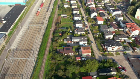 vivienda en el centro de gidnia báltica junto a la vía del tren