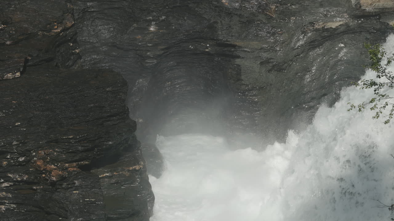 gaustafallet 폭포의 가을에 바위 협곡에 격동의 물