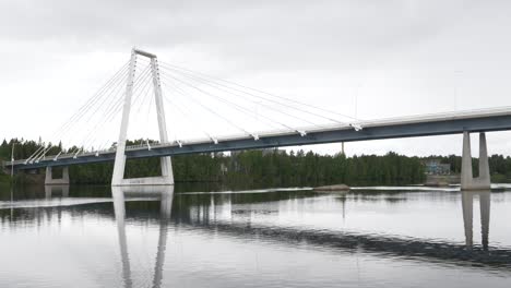 瑞典烏梅奧 (umeå) 的電缆橋上行駛的汽車