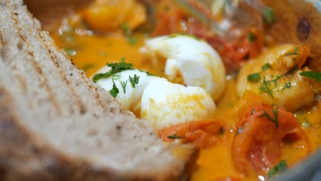 토마토 소스에 새우와 달과 토스트