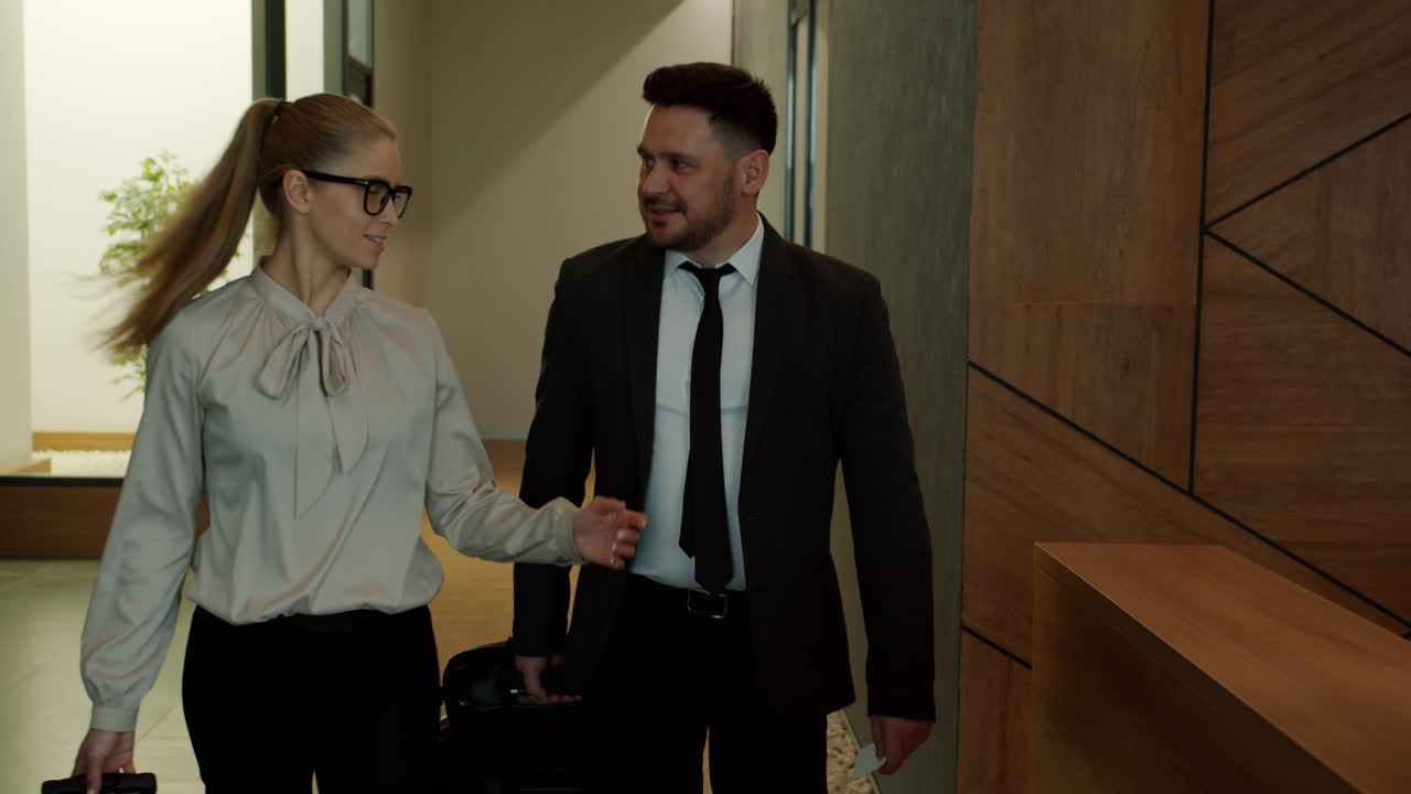 pareja registrándose en la recepción del hotel