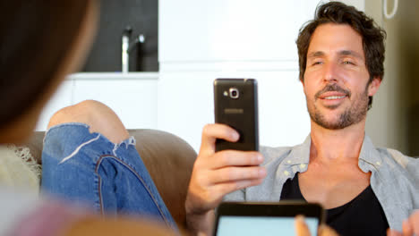 hombre haciendo clic en una foto de su mujer con teléfono móvil 4k