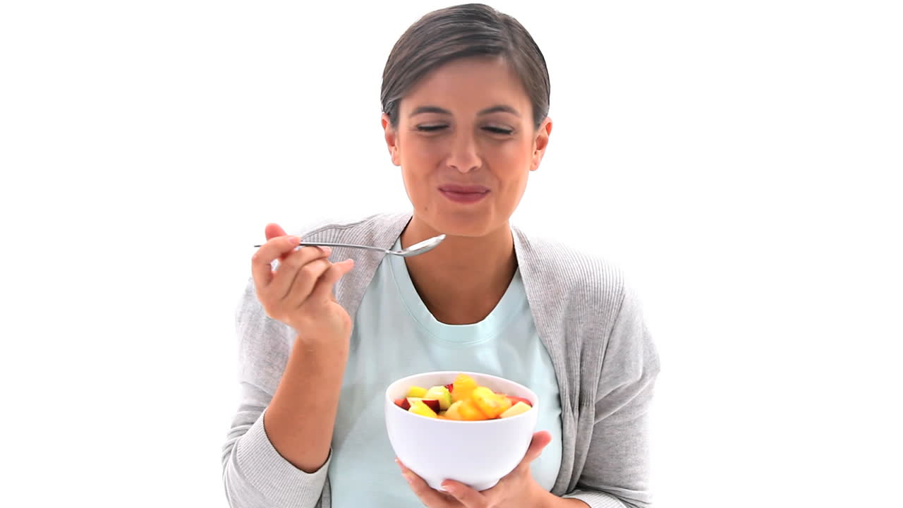 la mujer morena está comiendo.