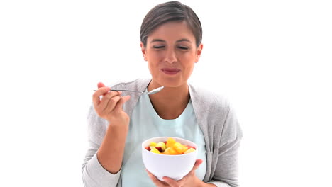la mujer morena está comiendo.