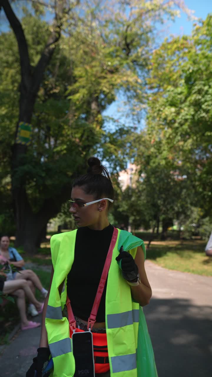 una mujer limpiando un parque.