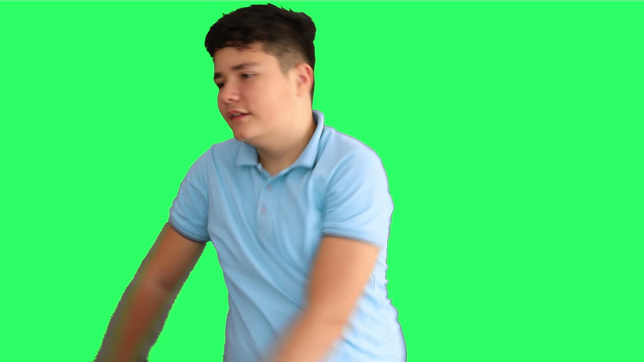 초록색 스크린 배경에서 춤추는 십대 소년
