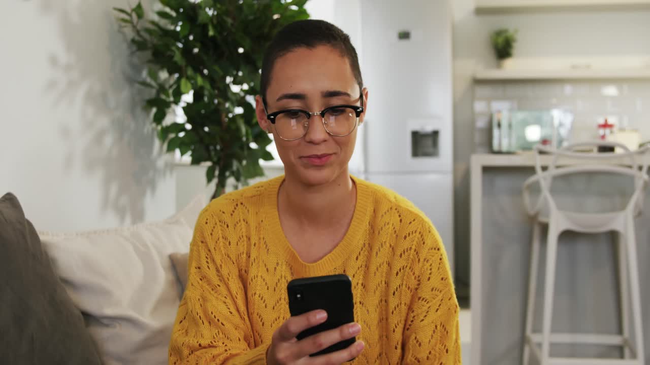 mujer usando su tarjeta de crédito para comprar en línea