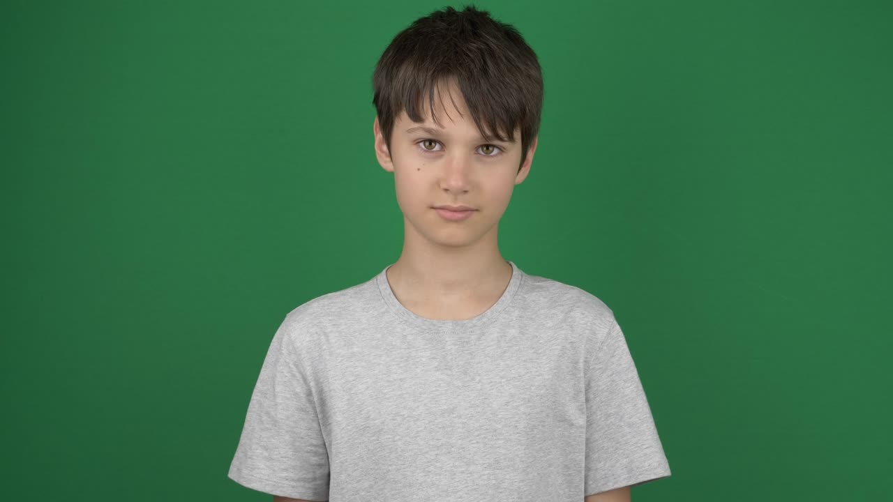 십대 소년은 1에서 5까지의 손가락으로 숫자를 표시하고, 녹색 화면에서 1, 2, 3, 4, 5를 계산합니다.