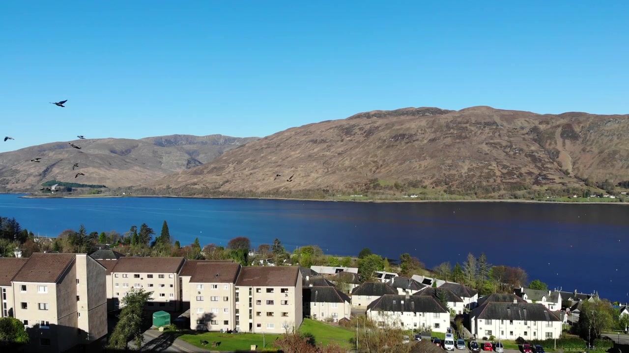 Kinematisk dronenedstigning over Fort William, Skotske høylandet