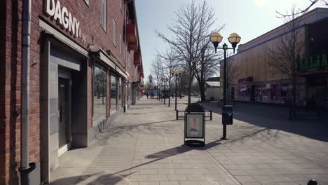 una calle comercial vacía, debido al distanciamiento social, en un pequeño pueblo de suecia